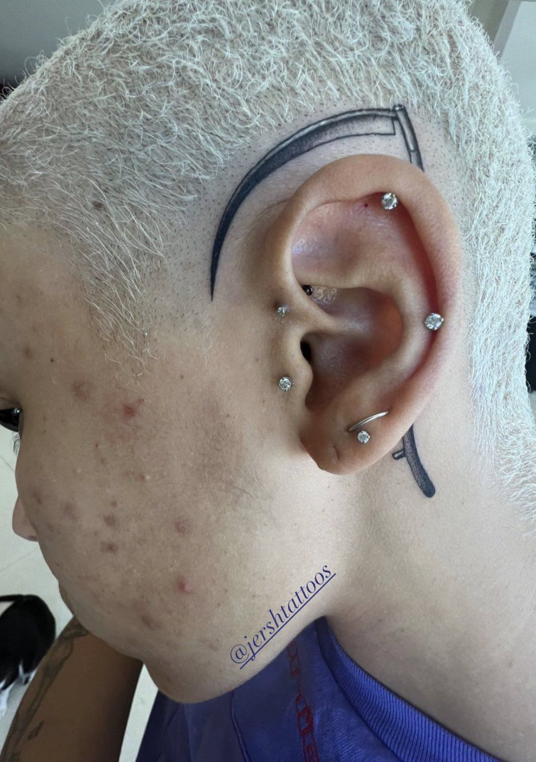 Doja Cat compartió la foto de su nuevo tatuaje y ha generado mucha polémica, tanto por el diseño como por el acné de su rostro.
Foto: Instagram/Doja Cat