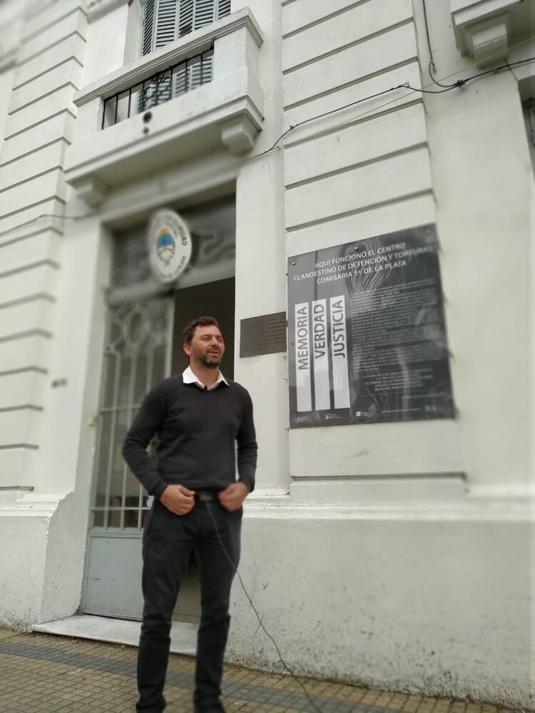 Leonardo frente a la ex Comisaría Quinta de La Plata, que funcionó como centro clandestino y hoy trasformada en Espacio para la Memoria de las Abuelas de Plaza de Mayo