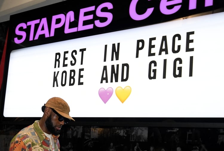 LeBron James ingresando al Staples Center, el lugar donde se realizará el Memorial para Kobe y Gianna Bryant (Harry How/Getty Images/AFP)