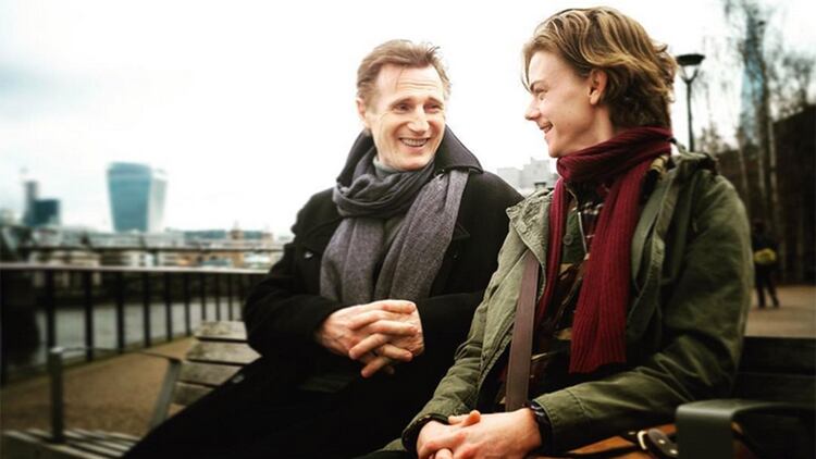 En esta foto, Thomas junto a Liam Neeson durante el rodaje de la secuela de “Love Actually” que se hizo a beneficio y se estrenó en 2017