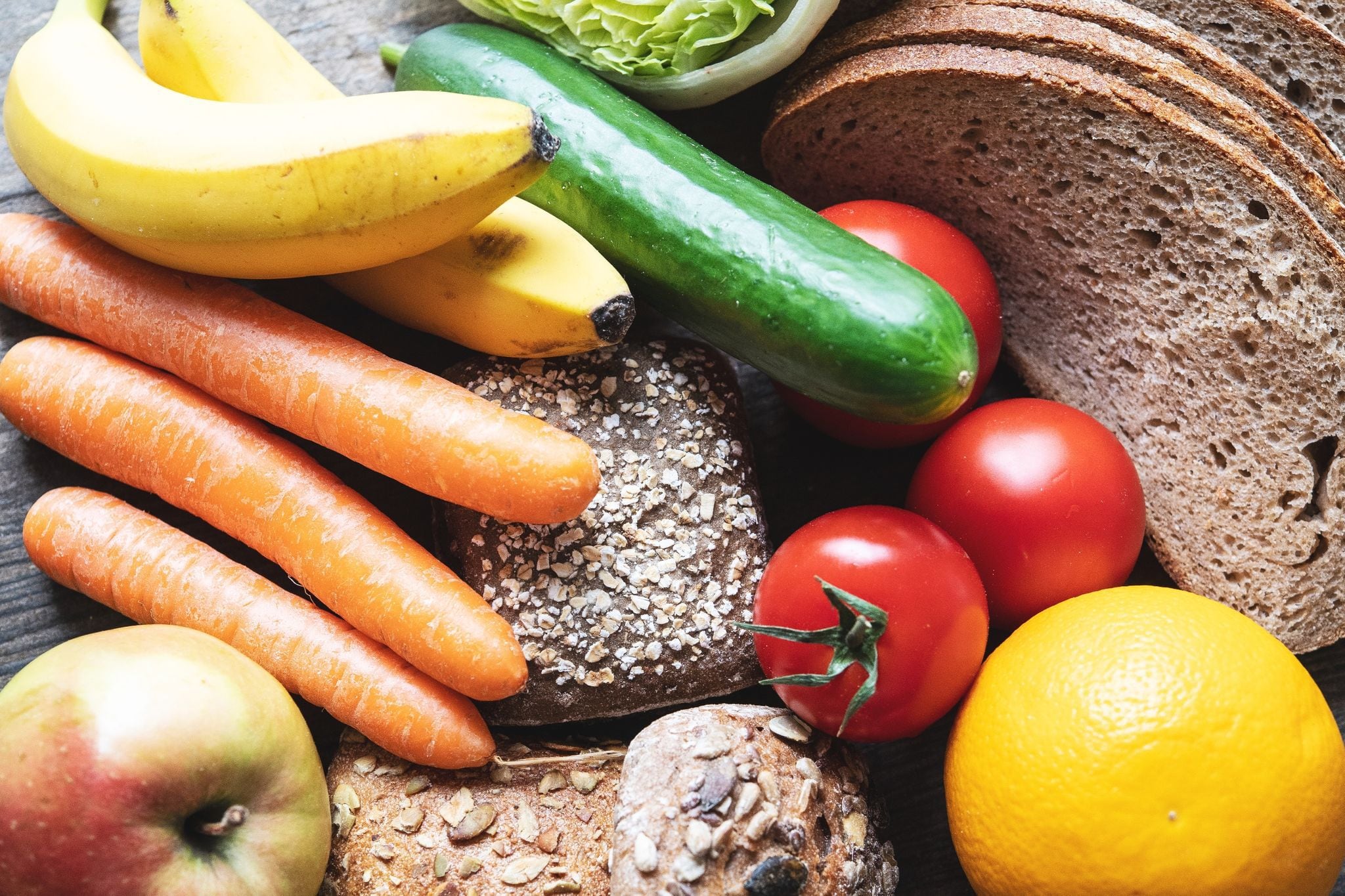 Para perder peso conviene una dieta que incluya mucha verdura, cereales integrales y poca azúcar. Foto: Robert Günther/dpa