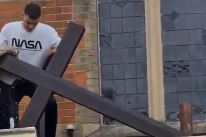 El video de un hombre intentando sacar una cruz de una iglesia en el Reino Unido