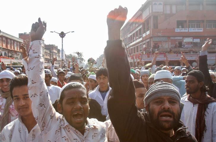 Musulmanes manifestándose contra el escritor Salman Rushdi en Jaipur, capital del estado de Rajastán, India.  REUTERS/Altaf Hussain