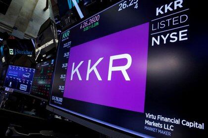 FOTO DE ARCHIVO: El valor de KKR & Co en una pantalla de la Bolsa de Valores de Nueva York (NYSE), 23 de agosto de 2018. REUTERS/Brendan McDermid