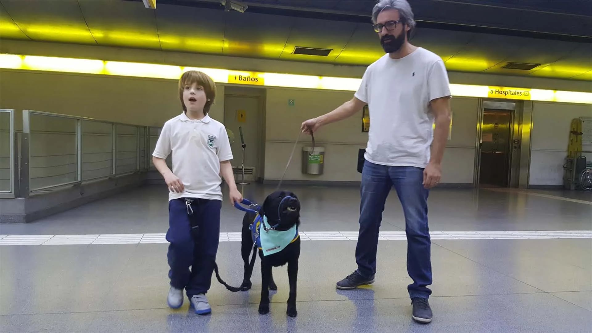 Juan Ignacio y otros dos niños con TEA viajaron por primera vez en subte juntos a sus perros de asistencia. (Metrovias)