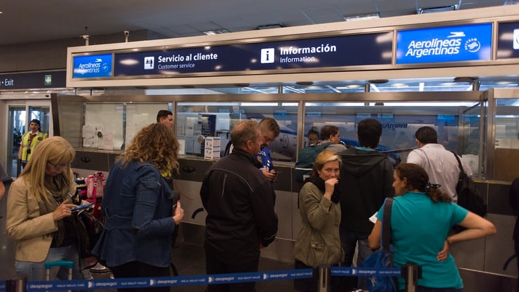 Los pasajeros hacen largas filas para reclamar y poder viajar (fotos: Adrián Escandar)