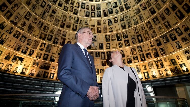 Van der Bellen junto a su esposa Doris Schmidauer en el Museo Memorial del Holocausto Yad Vashem  (AP)