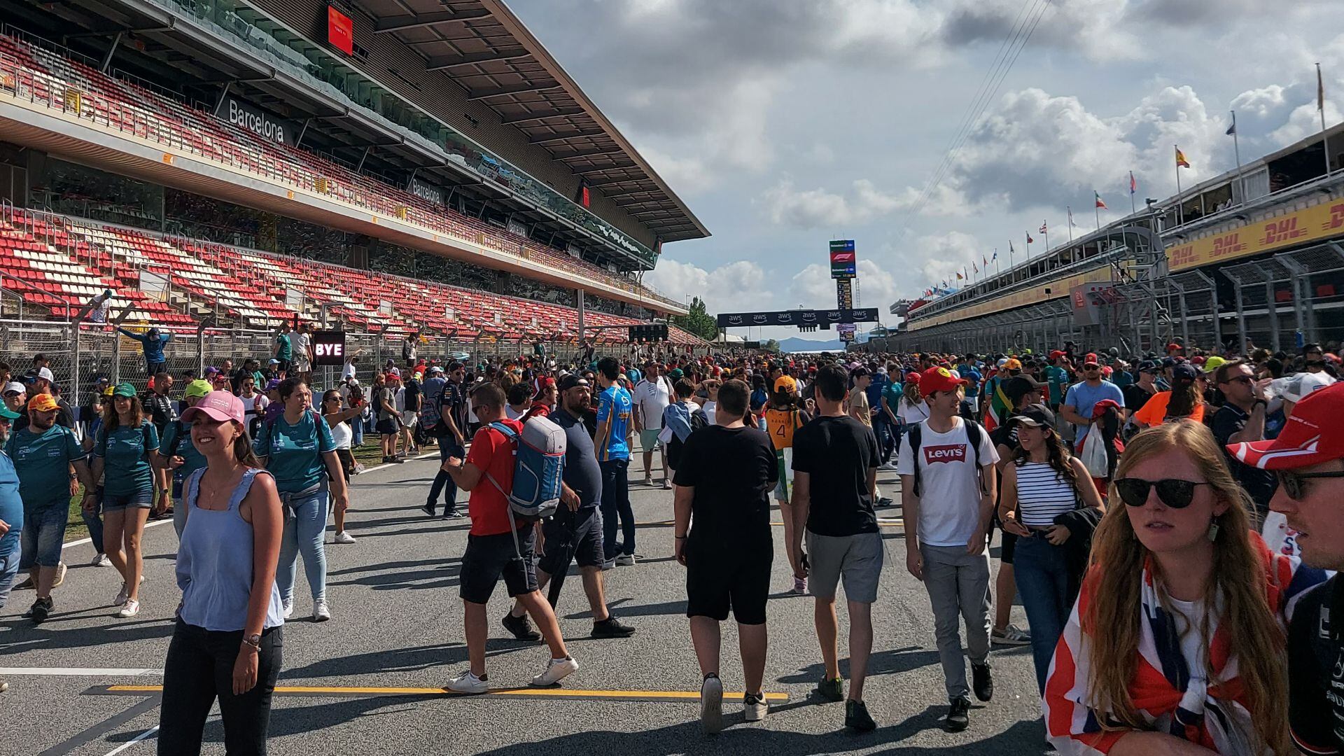 La recta de meta del Circuito de Cataluña llena de aficionados tras el Gran Premio de España de F1 (Alejandro Peinado)
