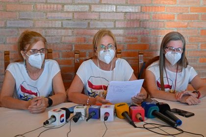Beatriz Denis (c), hija del expresidente paraguayo Oscar Denis, lee un comunicado acompañada por sus hermanas Silvana y Lorena hoy, en Concepción (Paraguay). EFE/STR 