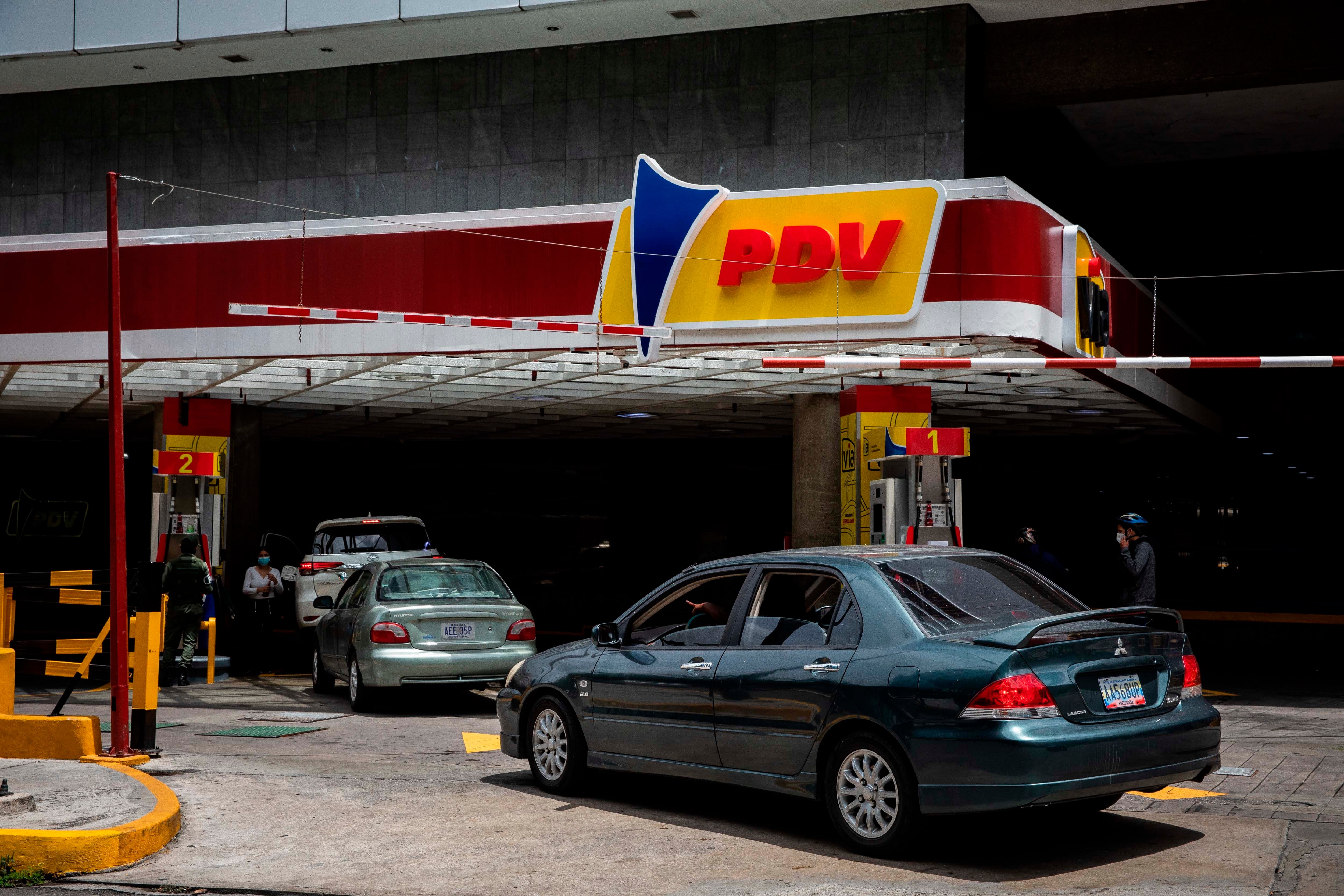 Vehículos esperan en una fila para surtir gasolina en Caracas (Venezuela), en una fotografía de archivo. EFE/Rayner Peña R
