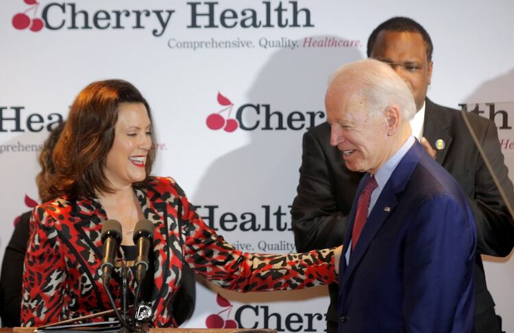 El candidato presidencial demócrata y ex vicepresidente Joe Biden, recibido por la gobernadora de Michigan, Gretchen Whitmer, durante su parada de campaña en la clínica Cherry Health en Grand Rapids, Michigan, el 9 de marzo de 2020. (REUTERS/Brendan McDermid)