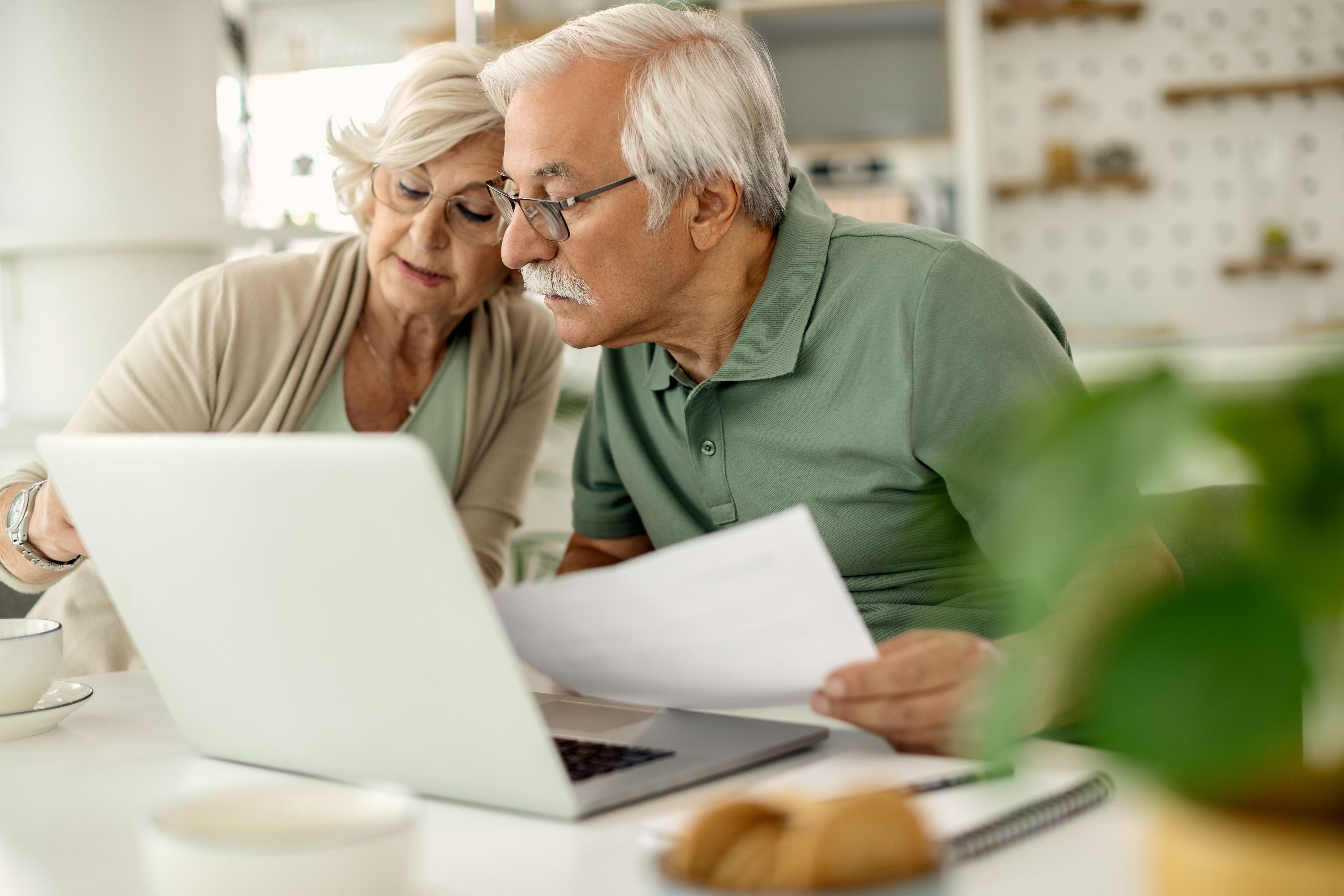 Una pareja de jubilados revisa sus finanzas. (Freepik)