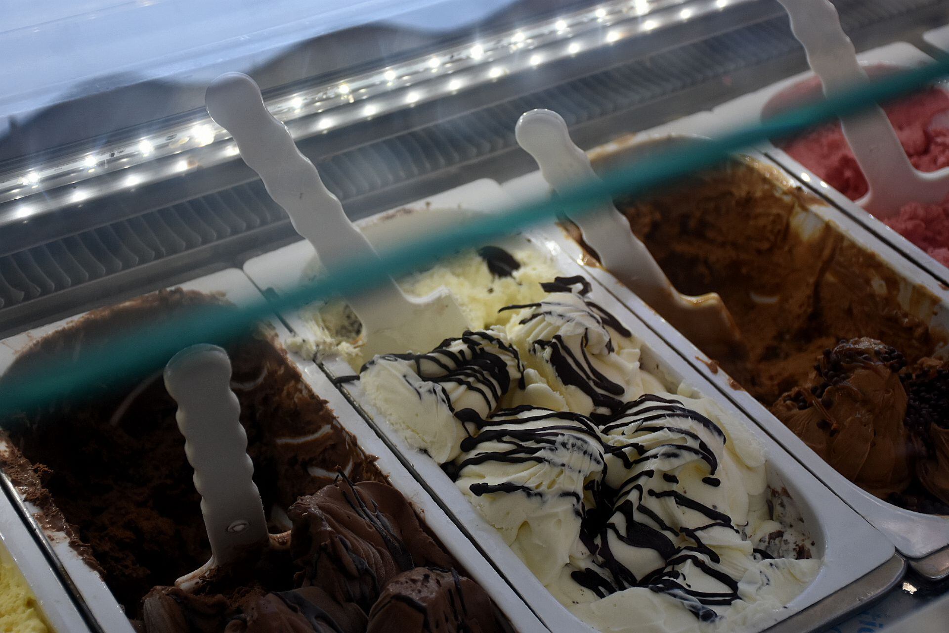 AFADHYA la Asociación Fabricantes Artesanales de Helados y Afines que sus  maestros heladeros ofrecieron una degustación abierta de sabores típicos italianos: stracciatella (crema granizada), nocciola (avellana), pistacho (pistacho) y cioccolato fondente (chocolate amargo)