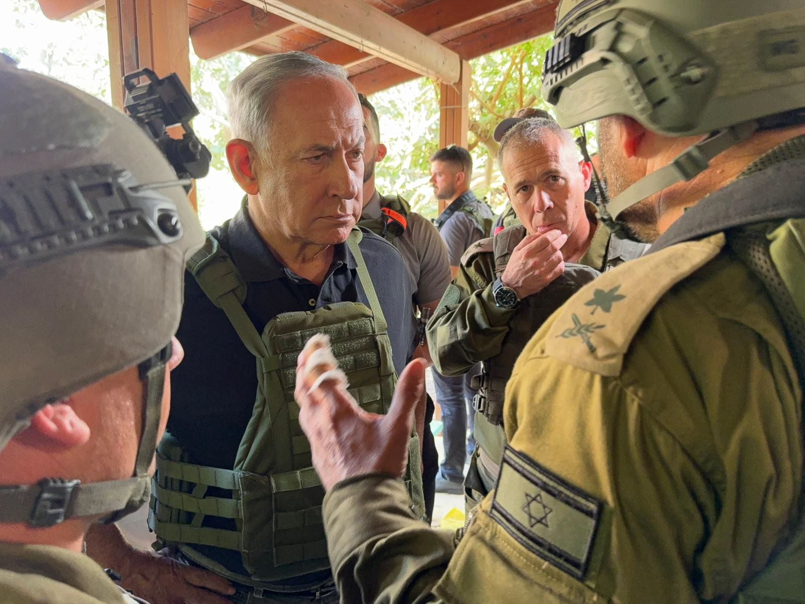 Benjamin Netanyahu dialoga con el coronel Ami Bitton, comandante de una unidad de paracaidistas, durante una visita a los kibbutz atacados por Hamas
