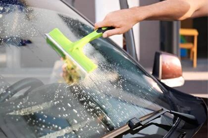 Como hacer limpiaparabrisas para el coche con productos que tienes en casa