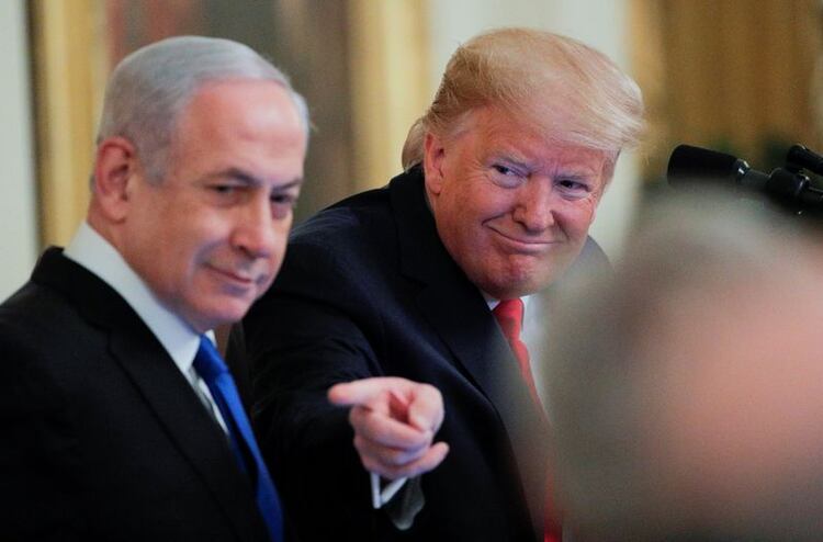 El presidente de EEUU, Donald Trump, junto al primer ministro de Israel, Benjamin Netanyahu, durante el anuncio de un plan de paz para Oriente Medio (REUTERS)