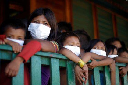 Niños de la etnia indígena yanomami llevan una máscara facial en Roraima, Brasil, el 30 de junio de 2020. REUTERS/Adriano Machadodo