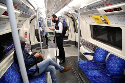 Pasajeros con mascarillas protectoras en un tren subterráneo durante la hora pico de la mañana, en medio del brote de la enfermedad por coronavirus, en Londres, Gran Bretaña (Reuters)