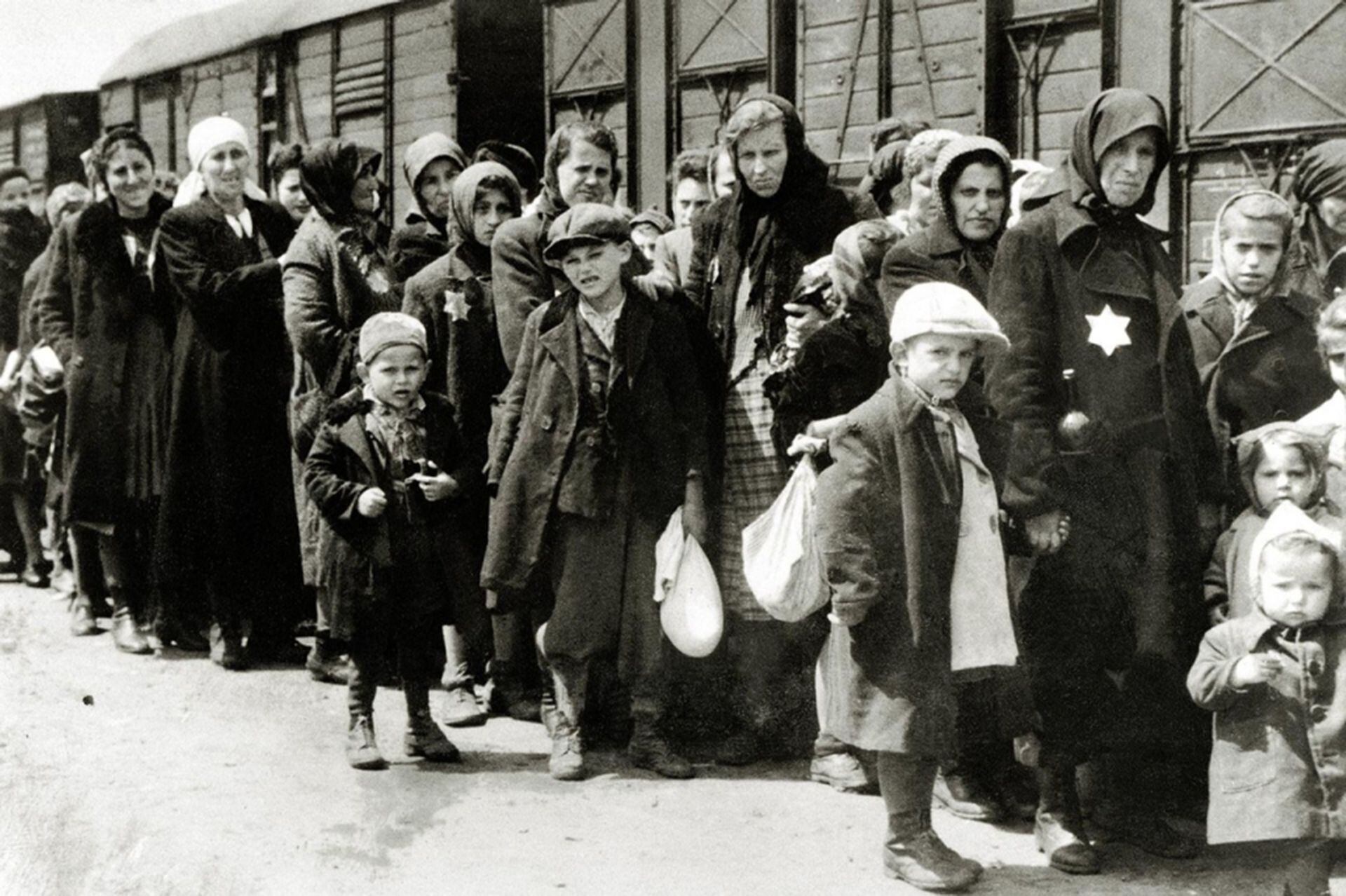 Judíos siendo llevados a campos de concentración durante la Segunda Guerra Mundial 