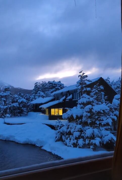 La cabaña de Francis Malmann en la Patagonia cuando se cubre de nieve, donde se alojó Margot Robbie (Instagram)