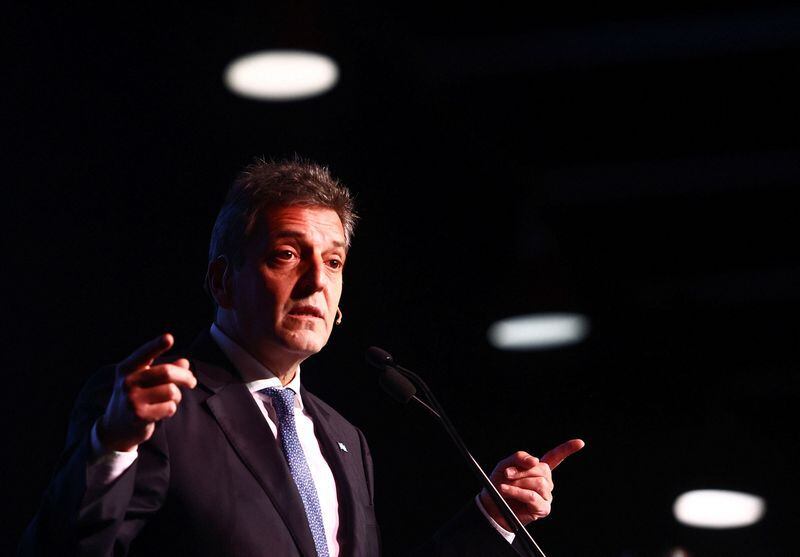 FOTO DE ARCHIVO: El precandidato presidental Sergio Massa da discurso de campaña en la exposición de la Sociedad Rural Argentina antes de las primarias, en Buenos Aires, Argentina, el 24 de agosto de 2023. REUTERS/Matias Baglietto/