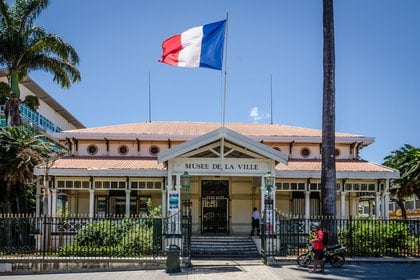 La bandera francesa, sobre el Museo de Numea (Shutterstock)