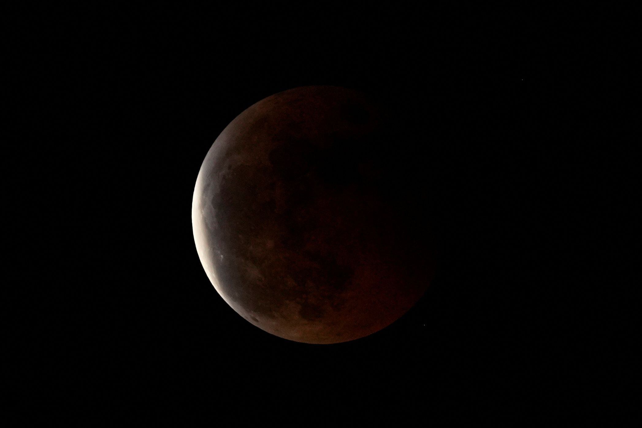 Cuál es la mejor hora para ver hoy, 24 de marzo, el eclipse lunar, en Colombia también mostrará su esplendor