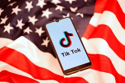 Imagen de archivo ilustrativa del logo de TikTok en la pantalla de un teléfono móvil puesto junto a una bandera de Estados Unidos tomada el 8 de noviembre, 2019. REUTERS/Dado Ruvic