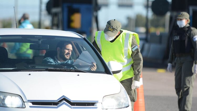 Se trata de un cartón con una fragancia que los automovilistas deben oler e identificar para certificar que no están afectados. Están en todos los accesos de la ciudad (Aglaplata)