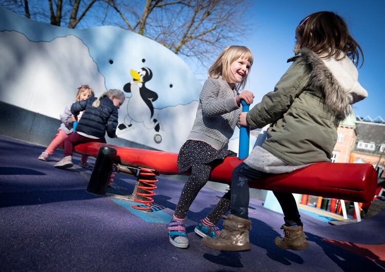 Niños juegan en los Jardines de Tívoli en Copenhague, Dinamarca, el 22 de abril de 2020. (Liselotte Sabroe/Ritzau Scanpix/via REUTERS)