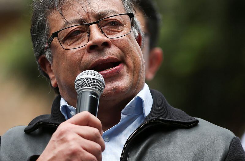 El presidente de Colombia, Gustavo Petro, habla mientras la gente asiste a una marcha en apoyo de las reformas de salud, jubilación, empleo y prisión propuestas por su gobierno en Bogotá, Colombia, 7 de junio de 2023. REUTERS/Luisa González