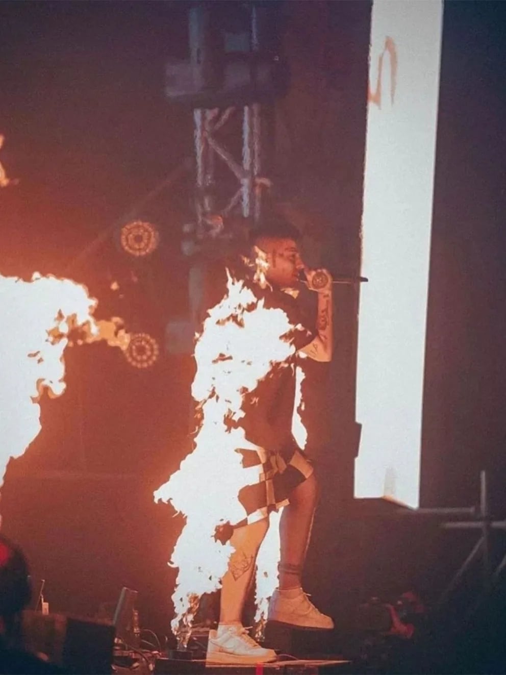 La impactante foto de Duki envuelto en llamas, en el momento en que casi se prende fuego: “Antorcha humana”