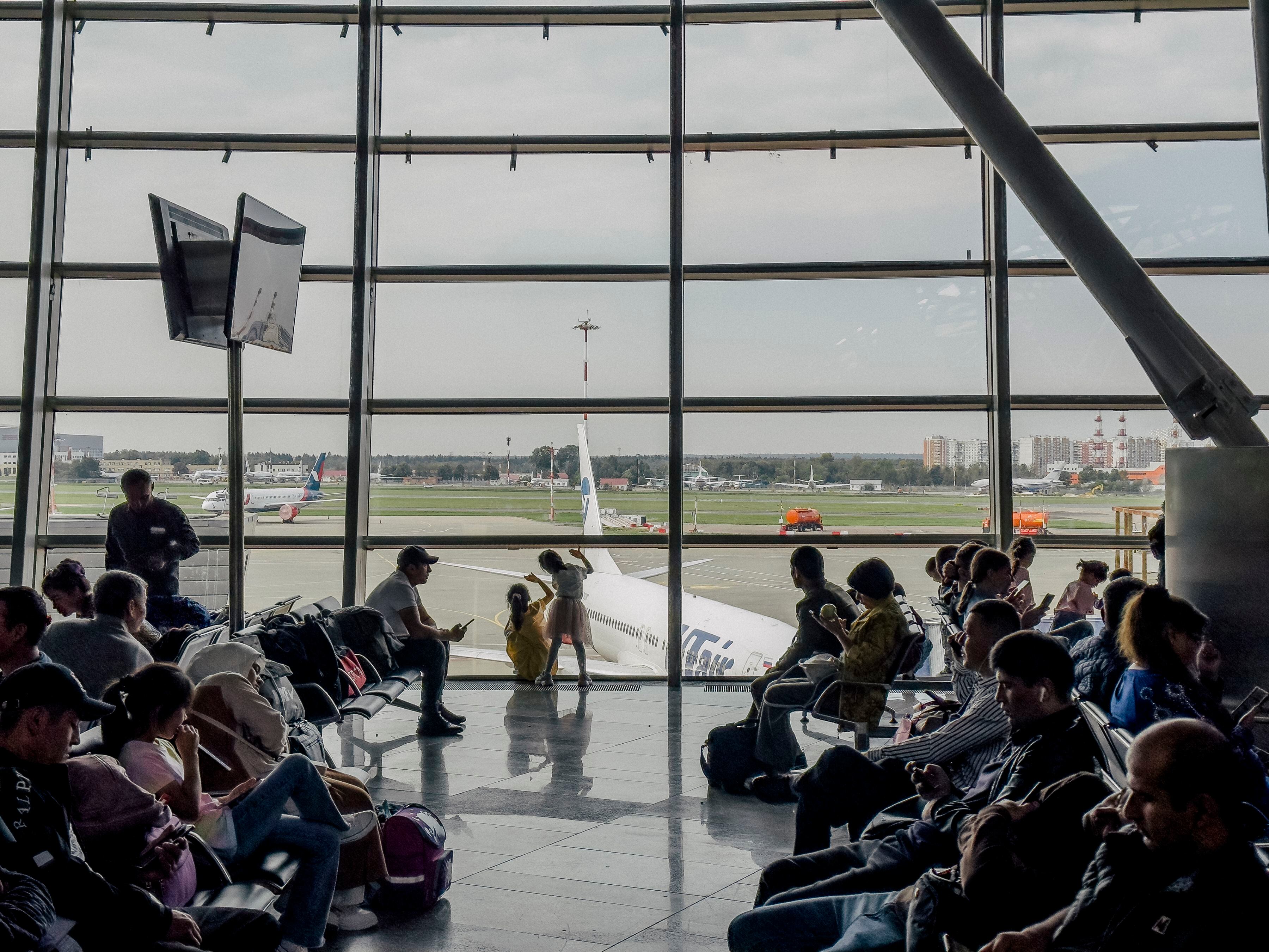 La gente espera sus vuelos, retrasados por los ataques de drones que restringieron el espacio aéreo, en el aeropuerto de Moscú (Nanna Heitmann/The New York Times)