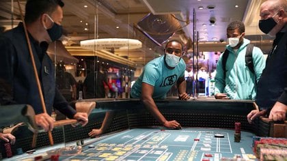 Un grupo de personas juega en el casino del Bellagio hotel en las Vegas (AP)