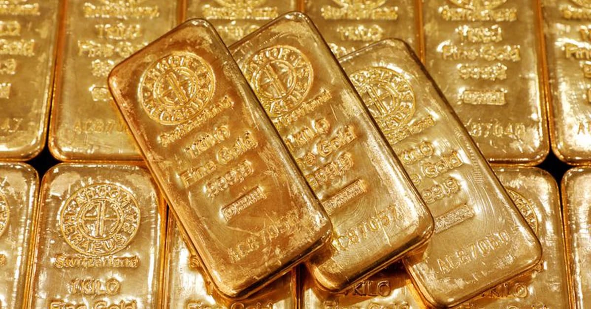 Gold appreciates thanks to a weaker dollar;  focus is on Fed minutes
