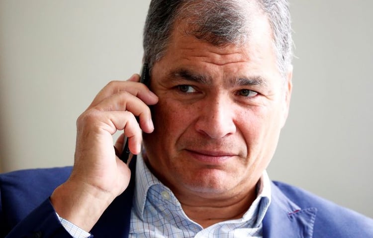 Foto de archivo del expresidente de Ecuador Rafael Correa hablando por teléfono antes de una entrevista con Reuters en Bruselas. Oct 8, 2019. REUTERS/Francois Lenoir