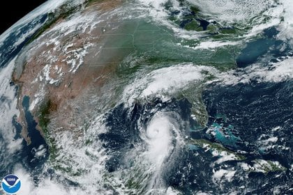 El huracán Laura se aproxima a la costa de  Texas y Louisiana (Foto: Imagen satelital del  NOAA GOES/Handout via REUTERS)