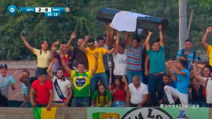 Los hinchas locales con un ataúd