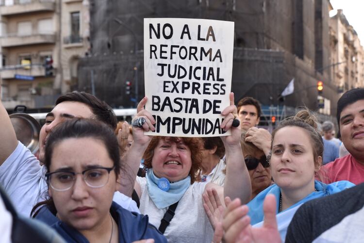 Cientos de personas se manifiestan en contra del proyecto para intervenir la Justicia de Jujuy (Fotos: Franco Fafasuli)