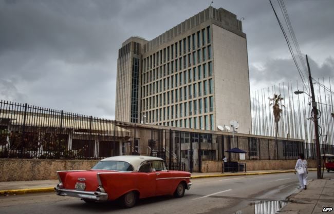 La embajada de Estados Unidos en La Habana. Allí se registraron los primeros casos de la enfermedad que ataca a los diplomáticos. (Foto: Martí Noticias)