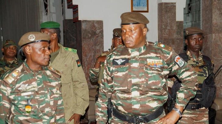Imagen de archivo del general Abdourahmane Tiani -que fue declarado como nuevo jefe de Estado de Níger por los líderes golpistas- durante un encuentro con ministros en Niamey, Níger, el 28 de julio de 2023 (REUTERS/Balima Boureima)