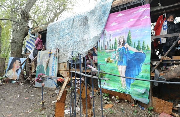 El colectivo de la tragedia, en el santuario de Gilda (Télam)