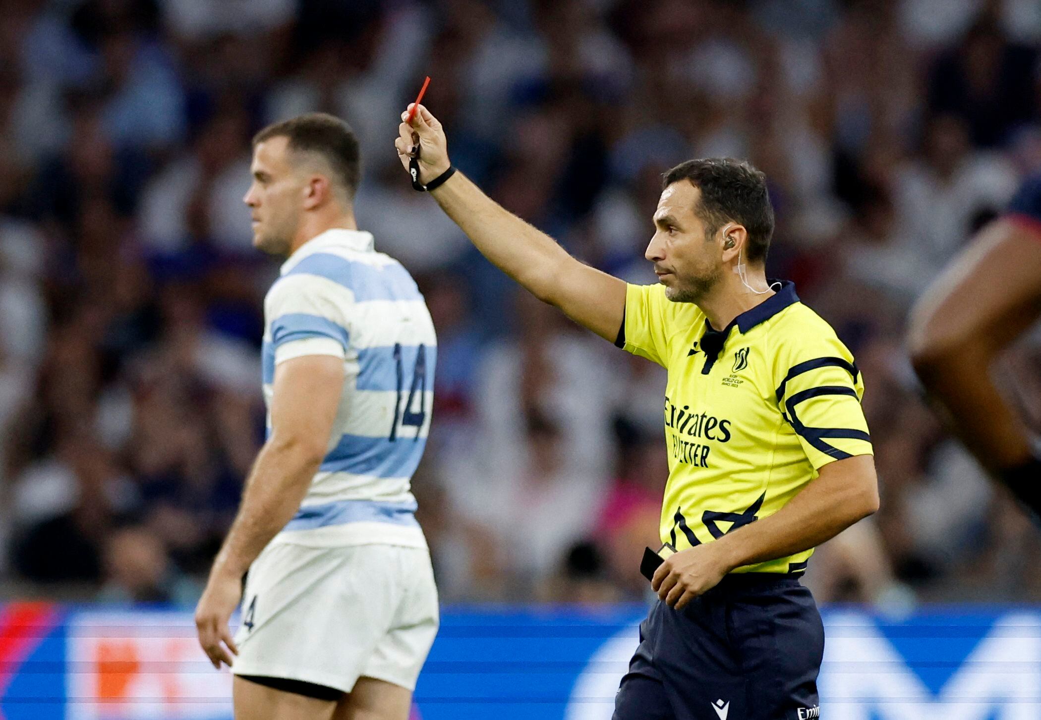El árbitro Mathieu Raynal con la muñeca izquierda vacía durante el partido entre Argentina e Inglaterra (Foto: Reuters)