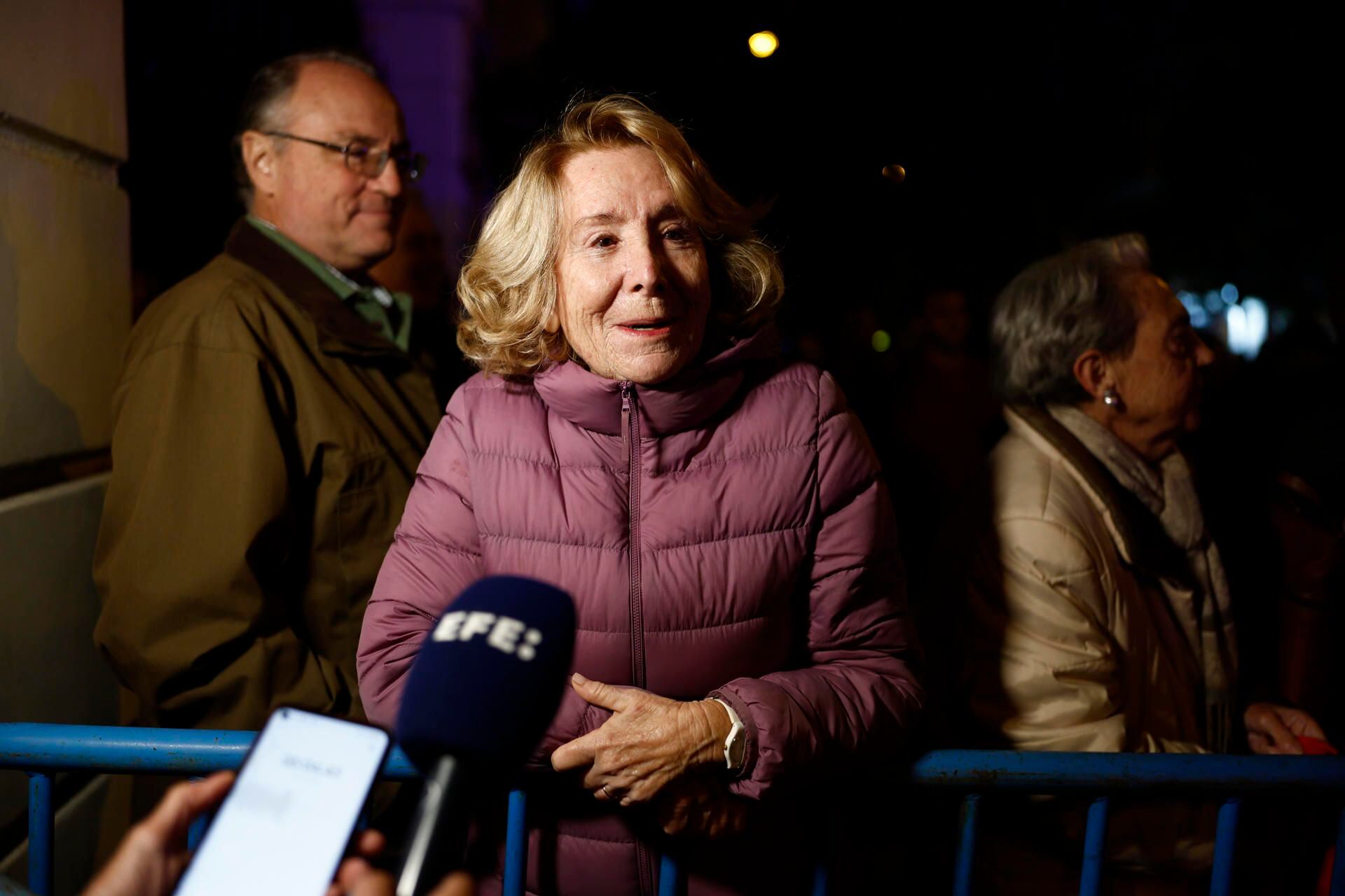 La expresidenta de la Comunidad de Madrid Esperanza Aguirre se suma a cientos de ciudadanos, convocados a través de las redes sociales, a la protesta contra la ley de amnistía (EFE/Rodrigo Jiménez)