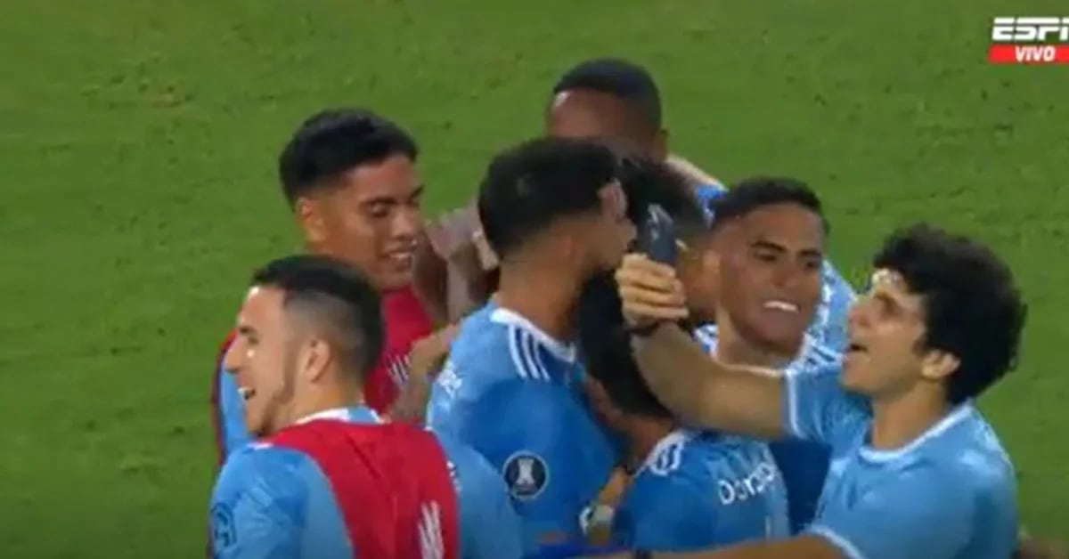 Effusive celebration of players and supporters after Sporting Cristal’s victory and classification in the Copa Libertadores