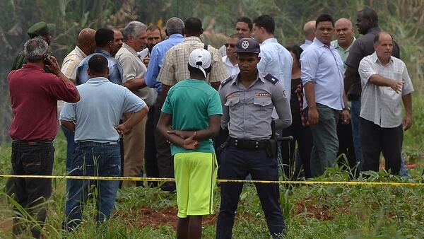El presidente de Cuba, Miguel Díaz-Canel, se trasladó hasta el lugar del accidente aéreo (AFP)