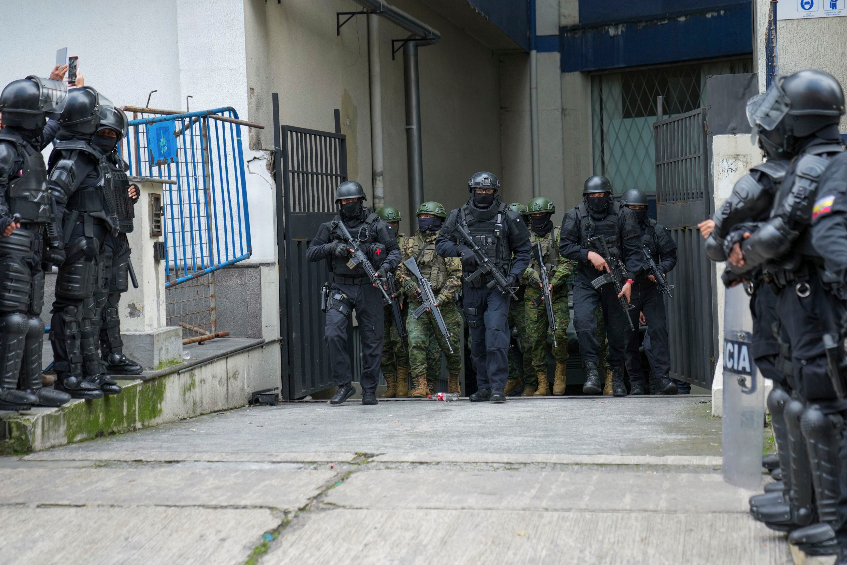 Policías y soldados custodian el centro de detención donde estuvo detenido el exvicepresidente ecuatoriano Jorge Glas después de que la policía irrumpiera en la embajada de México para arrestarlo, el sábado 6 de abril de 2024, en Quito, Ecuador. (AP Foto/Dolores Ochoa)