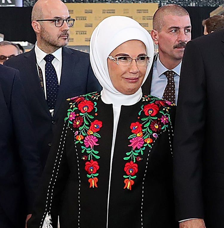 Emine Erdoğan, la mujer del presidente de Turquía siempre encuentra un accesorio como sus lentes o colores de moda para sumar a su tradicional vestimenta con burka que establece la religión islámica. Tiene un cutis privilegiado.