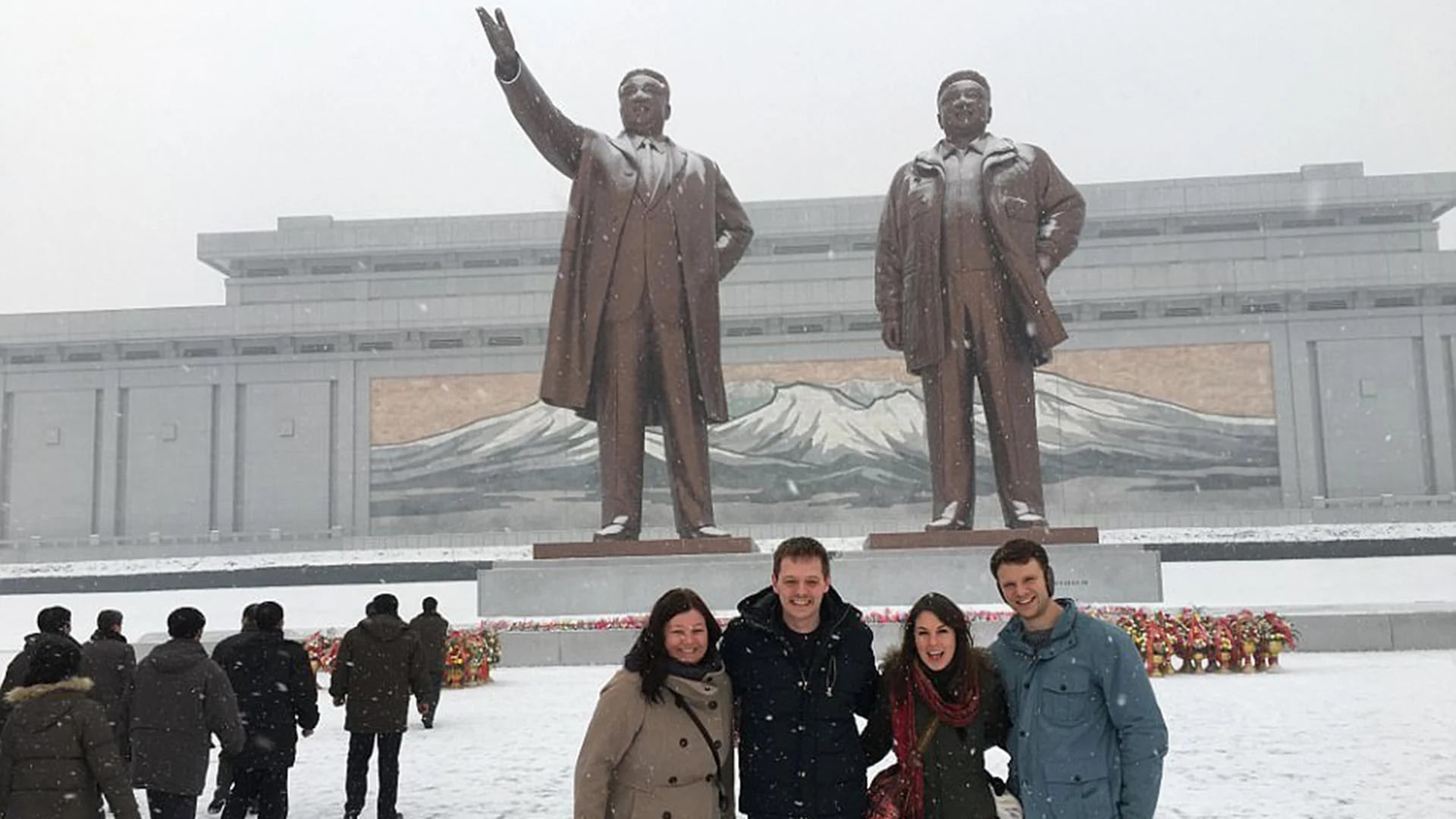 Otto Warmbier y un grupo de jóvenes en el monumento a Kim Jong-un