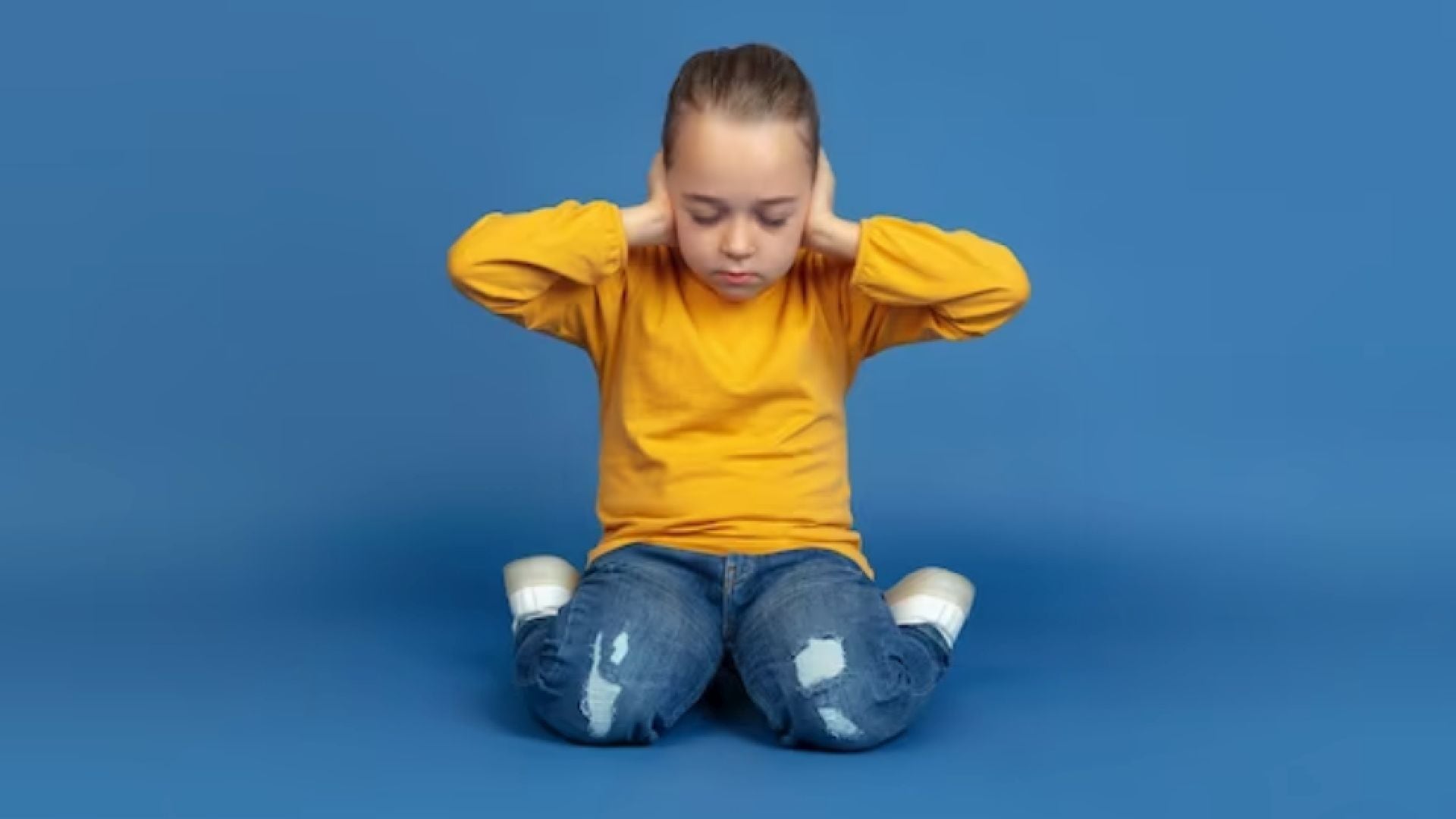 Hacer poco contacto visual o hacerlo de manera inconsistente es uno de los síntomas del autismo (Freepik)